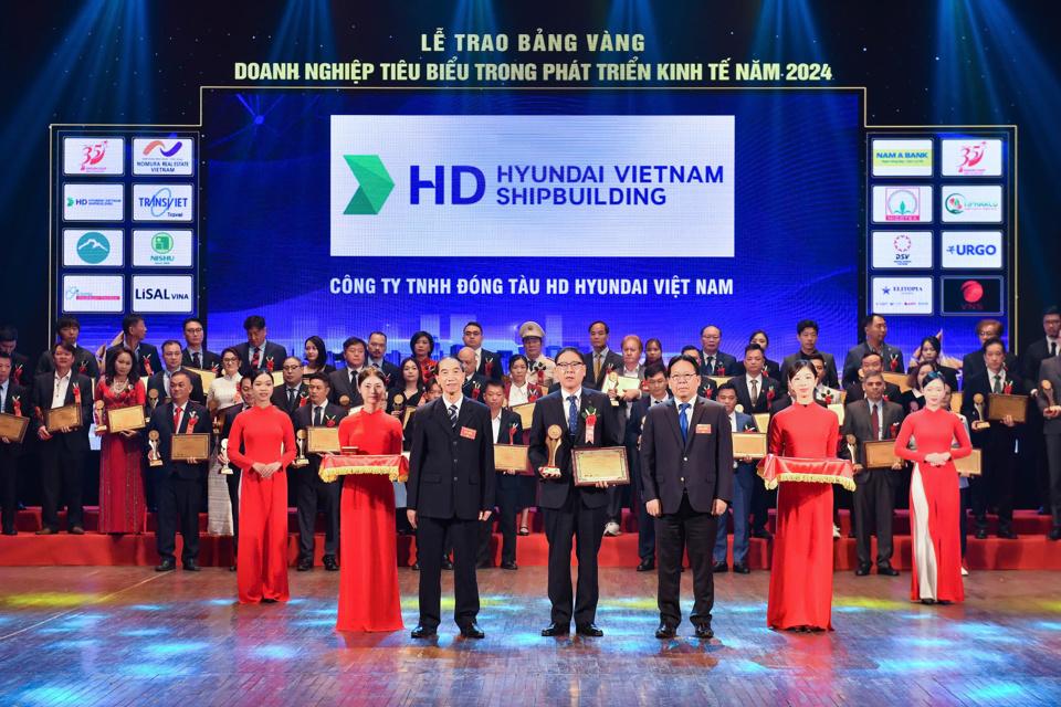 Ông Kim Song Hag - Tổng Giám đốc HVS nhận giải thưởng Doanh nghiệp tiêu biểu trong phát triển kinh tế năm 2024.