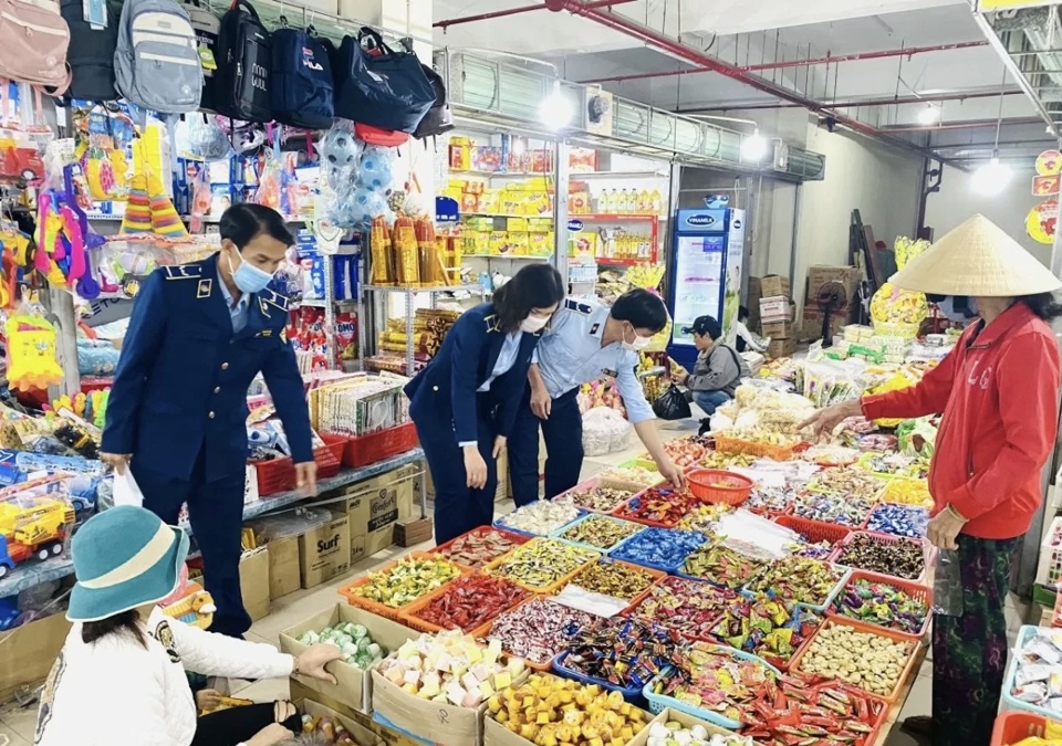 Lực lượng QLTT tỉnh Quảng Ngãi kiểm tra hàng hóa dịp cuối năm 2024.