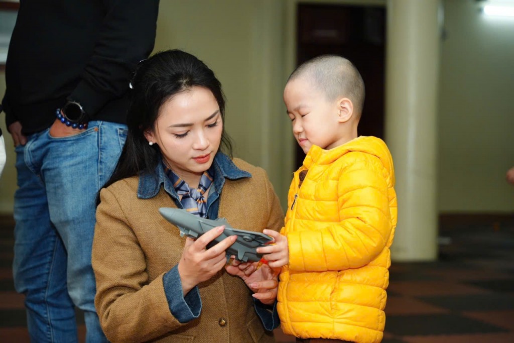 Chị còn được các bé tặng những món đồ chơi quen thuộc - những thứ được ví như là người bạn thân của các bé Chị còn được các bé tặng những món đồ chơi quen thuộc - những thứ được ví như là người bạn thân của các bé