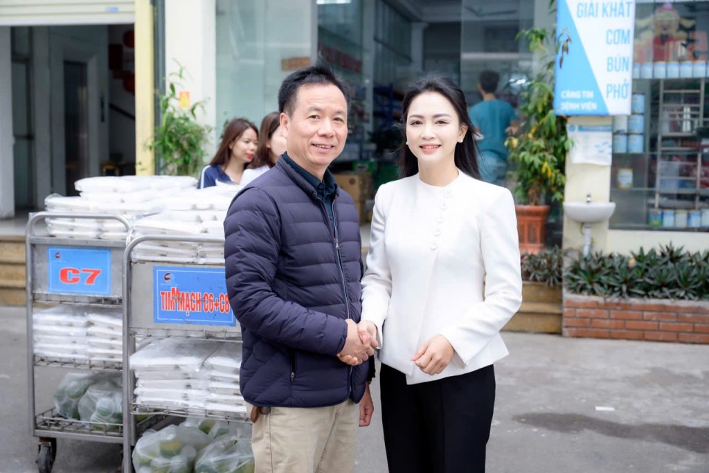 Bác sỹ Lê Hoàng Tú - PGĐ bệnh viện đa khoa Hà Đông trực tiếp xuống bếp ăn của viện kiểm tra vệ sinh các suất cơm từ thiện Bác sỹ Lê Hoàng Tú - PGĐ bệnh viện đa khoa Hà Đông trực tiếp xuống bếp ăn của viện kiểm tra vệ sinh các suất cơm từ thiện