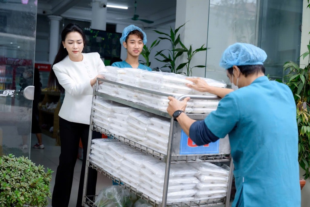 Hơn 200 phần ăn được phát cho các bệnh nhân Bệnh viện Đa khoa Hà Đông Hơn 200 phần ăn được phát cho các bệnh nhân Bệnh viện Đa khoa Hà Đông