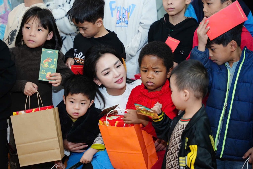 Chị Thủy cùng những người bạn trao tận tay những món quà yêu thương đến các em nhỏ Làng trẻ Birla Chị Thủy cùng những người bạn trao tận tay những món quà yêu thương đến các em nhỏ Làng trẻ Birla