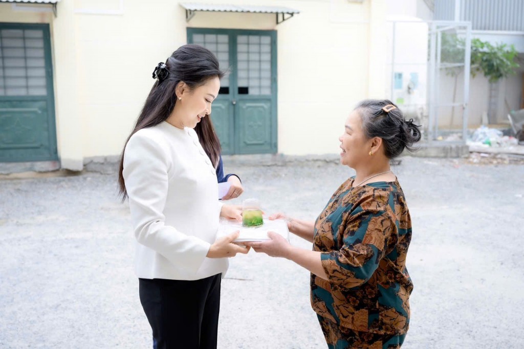 Các bệnh nhân bày tỏ niềm vui khi nhận món quà từ Hoa hậu Các bệnh nhân bày tỏ niềm vui khi nhận món quà từ Hoa hậu