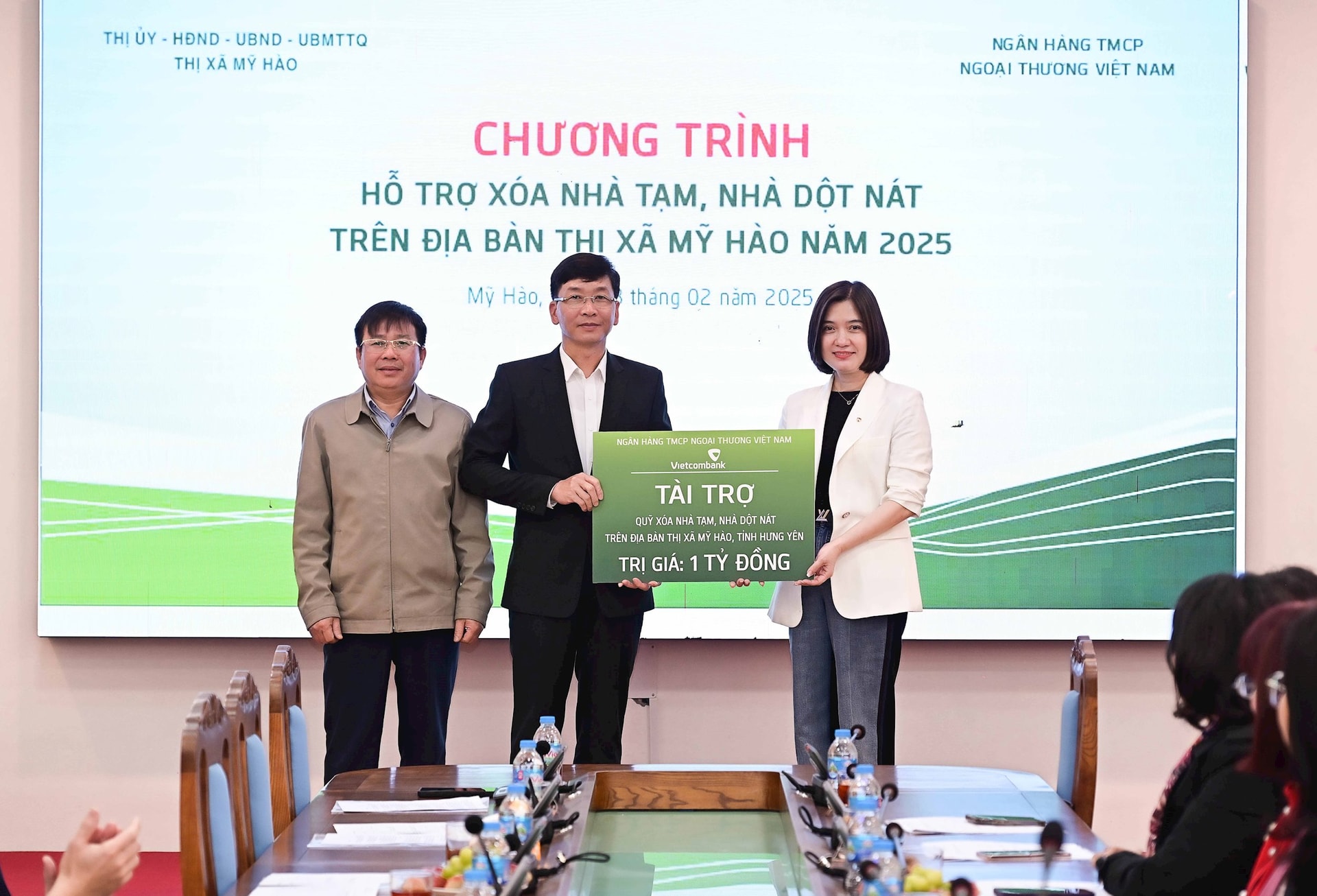 20250223_ndt_vcb-trao-asxh-1-ty-dong-thi-xa-my-hao_anh-2.jpg
