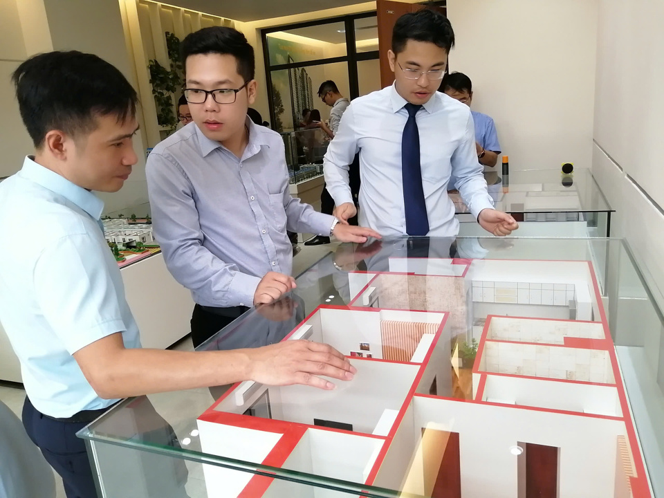 Khách hàng tìm hiểu thông tin căn hộ tại một dự án trên địa bàn quận Thanh Xuân, Hà Nội. Ảnh: Công Hùng
