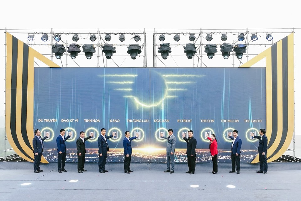 Các đại biểu thực hiện nghi lễ khởi công dự án