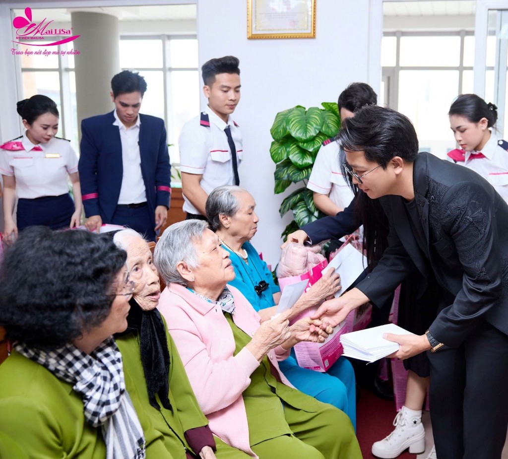 Doanh nhân Hoàng Kim Khánh tại sự kiện trao tặng tiền và quà tặng cho những người có công với cách mạng thuộc Trung tâm Bảo trợ Người có công với Cách mạng Đà Nẵng