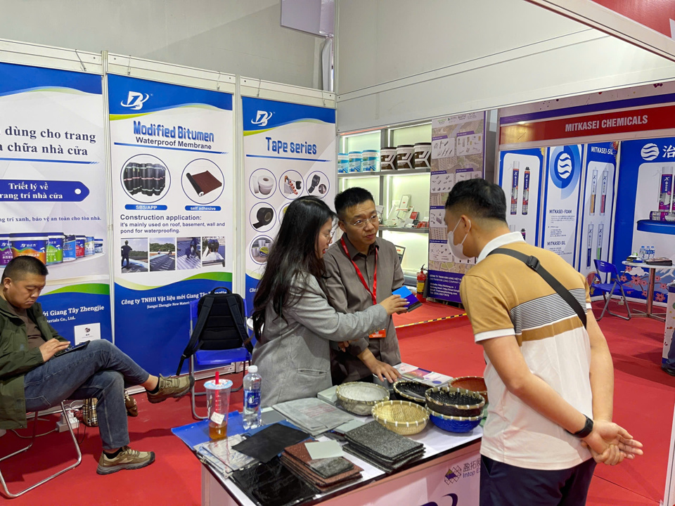 Doanh nghiệp ngành vật liệu xây dựng không ngừng đổi mới, cải tiến sản phẩm.