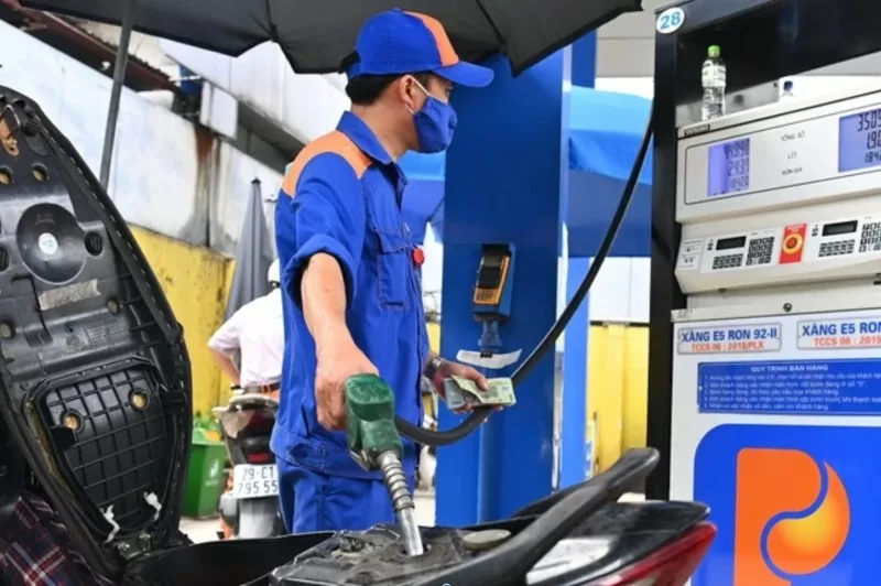 Giá xăng dầu tăng, RON 95 tiến sát mốc 500 đồng/lít