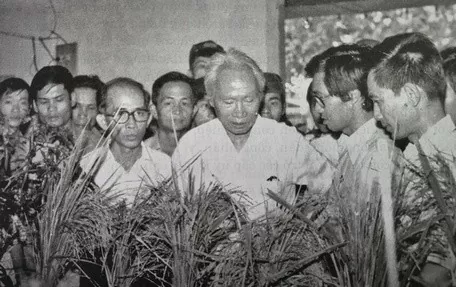 Thủ tướng Phạm Văn Đồng về thăm tỉnh Cửu Long vào năm 1985. Ảnh: Báo Vĩnh Long