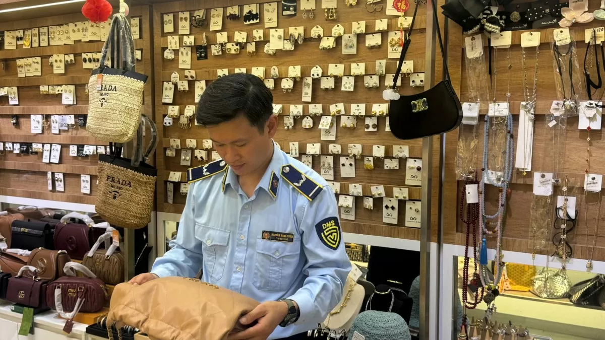 Quản lý thị trường Đà Nẵng mở đợt cao điểm chống buôn lậu, gian lận thương mại và hàng giả trên địa bàn thành phố Quản lý thị trường Đà Nẵng mở đợt cao điểm chống buôn lậu, gian lận thương mại và hàng giả trên địa bàn thành phố