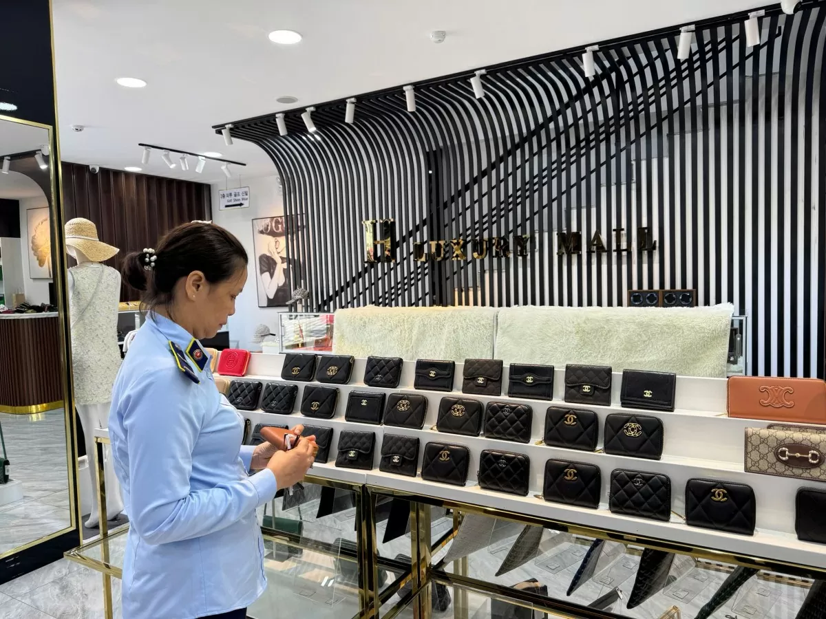 Chỉ trong 1 tuần đầu, lực lượng quản lý thị trường Đà Nẵng đã phát hiện xử lý 8 vụ việc vi phạm, xử phạt vi phạm hành chính gần 280 triệu đồng Chỉ trong 1 tuần đầu, lực lượng quản lý thị trường Đà Nẵng đã phát hiện xử lý 8 vụ việc vi phạm, xử phạt vi phạm hành chính gần 280 triệu đồng