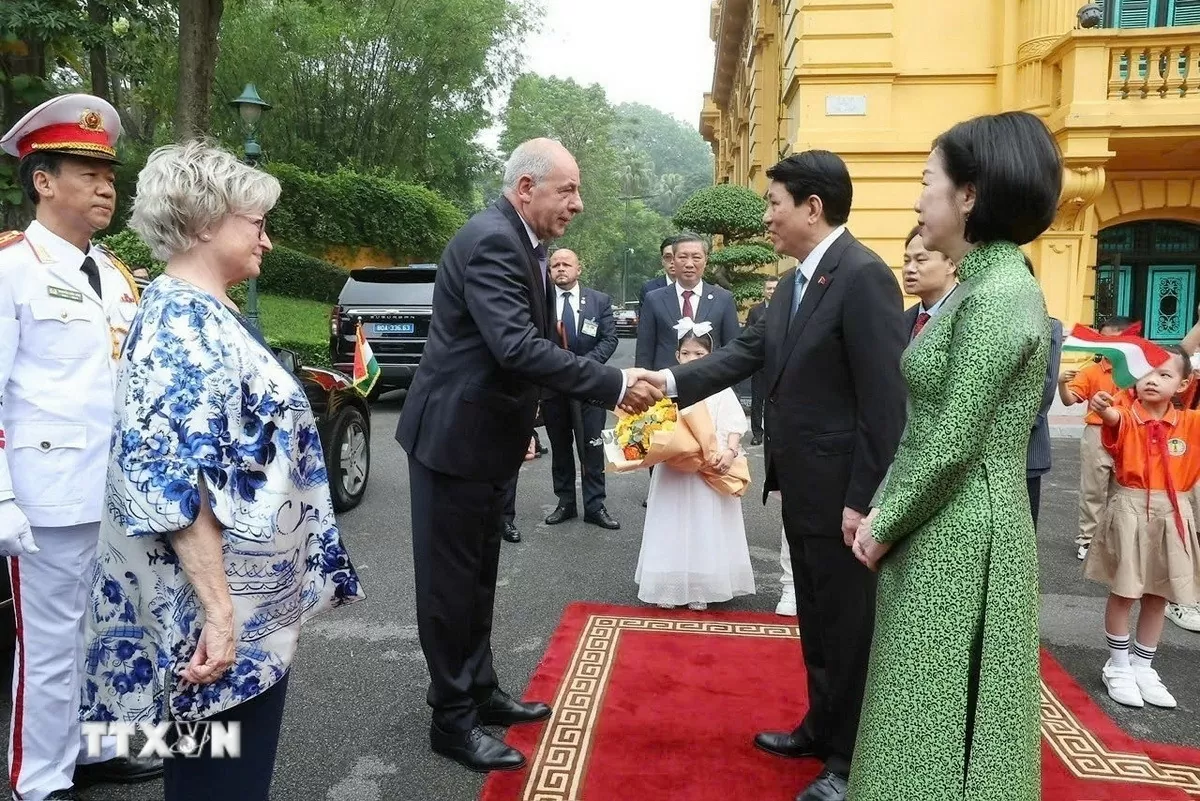 Chủ tịch nước Lương Cường chủ trì lễ đón Tổng thống Hungary Chủ tịch nước Lương Cường chủ trì lễ đón Tổng thống Hungary