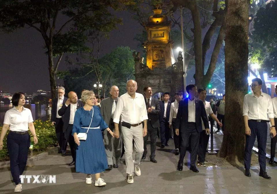 Chủ tịch nước Lương Cường chủ trì lễ đón Tổng thống Hungary Chủ tịch nước Lương Cường chủ trì lễ đón Tổng thống Hungary