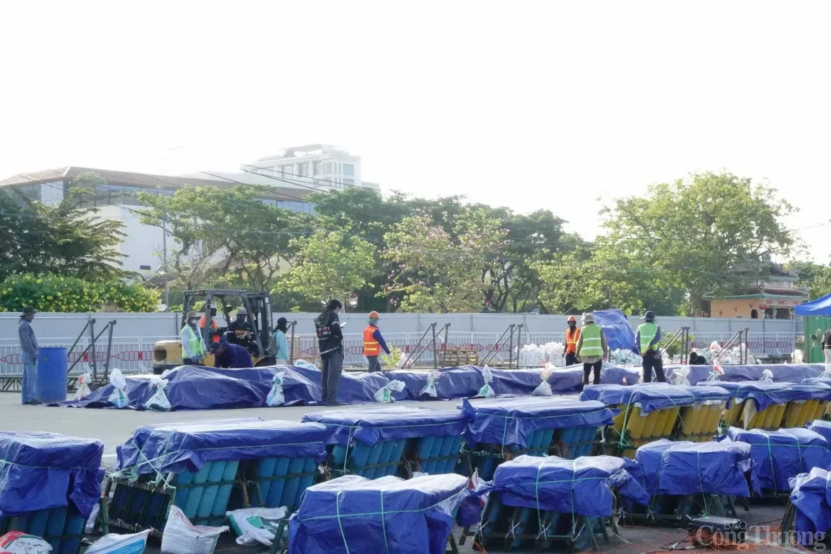 Khu vực bài trí trận địa pháo hoa của đội Đà Nẵng Khu vực bài trí trận địa pháo hoa của đội Đà Nẵng