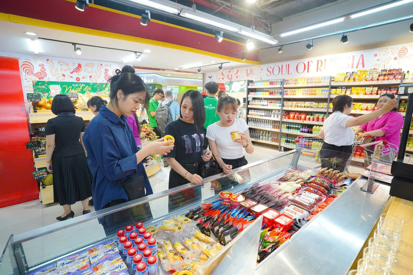 Đông đảo người tiêu dùng tham gia sự kiện Russia Corner tại WinMart Royal City