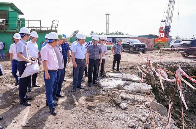 Phó Chủ tịch UBND TP Hải Phòng kiểm tra thực địa dự án. Ảnh: Cổng TTĐT Hải Phòng