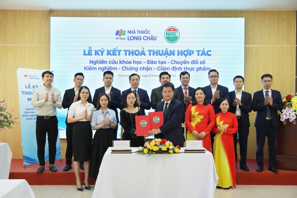 Long Châu hợp tác cùng Viện Kiểm nghiệm an toàn vệ sinh thực phẩm Quốc gia – Bộ Y tế, chủ động tiên phong tiến hành “kiểm tra kép vì sức khỏe người dân và khách hàng”