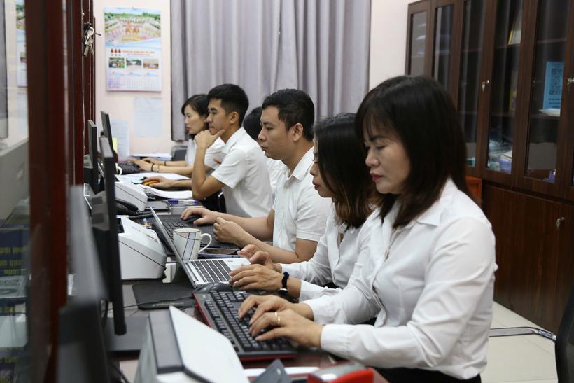 Cán bộ làm việc tại phường Phú Diễn, Hà Nội sáng 1/7. Ảnh: Minh Khánh
