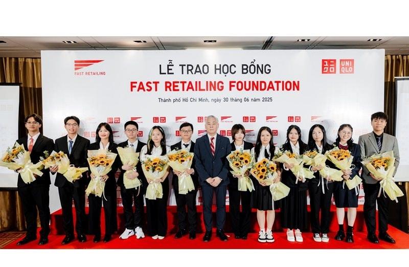 trong-nam-nay-sau-qua-trinh-xem-xet-ho-so-va-cac-vong-phong-van-hoi-dong-tuyen-sinh-da-lua-chon-ra-12-em-hoc-sinh-uu-tu-den-tu-11-truong-thpt-tren-khap-ca-nuoc-de-trao-hoc-bong-1-.jpg