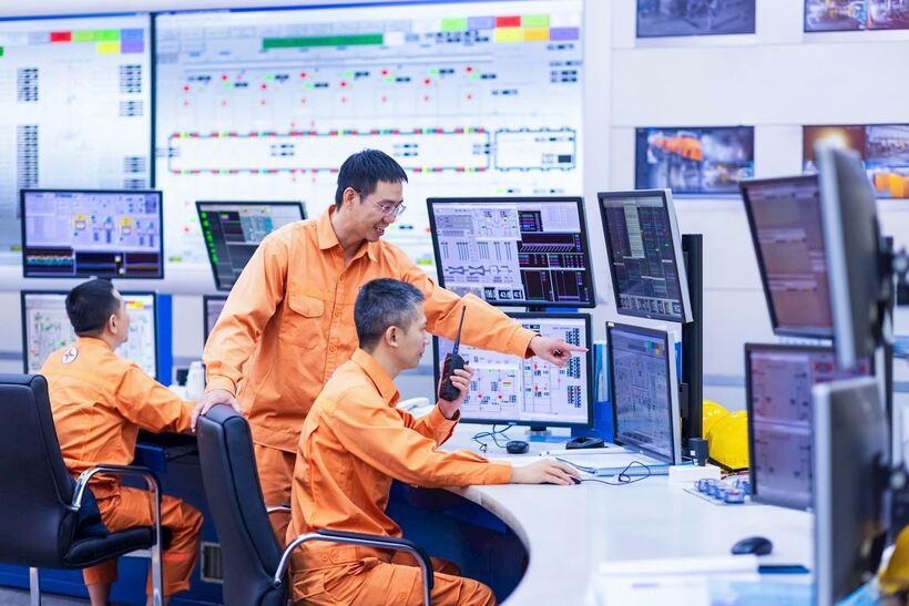 Lực lượng vận hành tập trung cao độ để đảm bảo sản xuất. Ảnh: EVNGENCO1