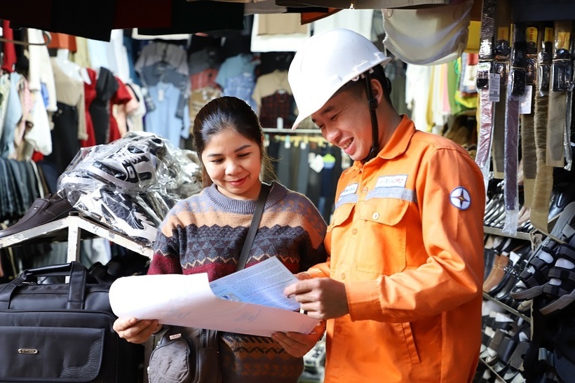 EVNCPC tuyên truyền an toàn điện, phòng chống cháy nổ tại các khu vực chợ, trung tâm thương mại (Ảnh: Bình An)