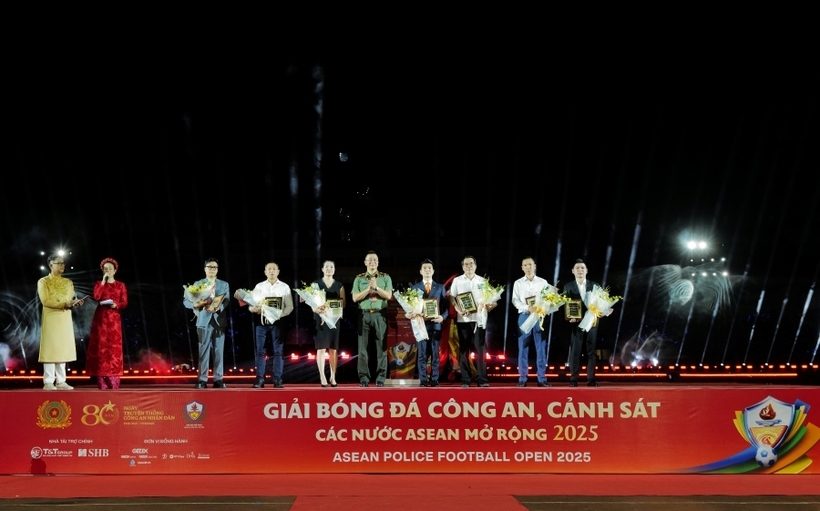 Thể thao gắn kết - Văn hóa tỏa sáng: Ấn tượng Lễ khai mạc Giải bóng đá Công an, Cảnh sát các nước ASEAN mở rộng 2025  - 8