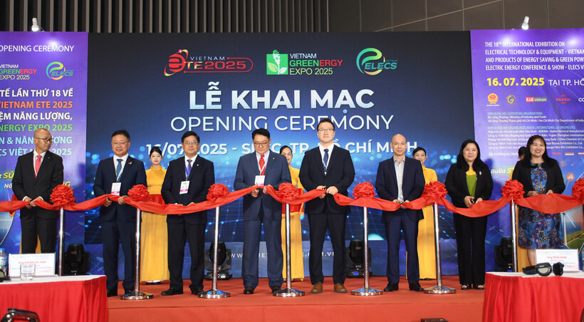 Ông Trần Minh, Phó Cục trưởng Cục Đổi mới sáng tạo, Chuyển đổi xanh và Khuyến công (Bộ Công Thương) cùng các đại biểu thực hiện nghi thức cắt băng khai mạc triển lãm. Ảnh: Minh Khuê.