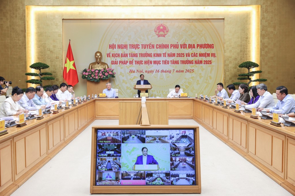 Thủ tướng mong các đại biểu nghiên cứu kỹ, đóng góp ý kiến để sau cuộc họp này, Chính phủ sẽ có một nghị quyết mới về giao chỉ tiêu tăng trưởng, điều hành kịch bản tăng trưởng thống nhất - Ảnh: VGP/Nhật Bắc