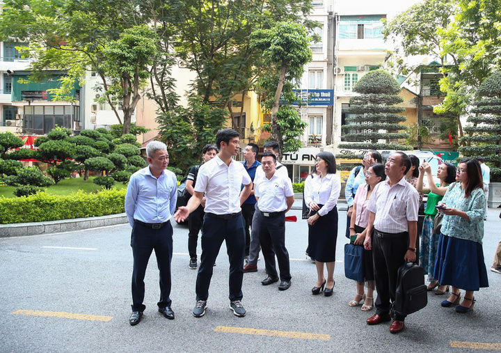 Trong khuôn khổ hội nghị tập huấn các phóng viên, biên tập viên được thăm quan thực tế mô hình tiết kiệm năng lượng của EVN.