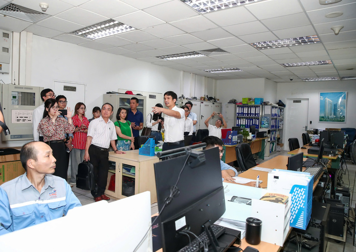 Các đại biểu tham quan thực tế mô hình tòa nhà đạt giải Năng lượng Xanh tại Hà Nội (tòa nhà EVN), tại đây đã áp dụng hiệu quả các giải pháp tiết kiệm năng lượng trong vận hành.