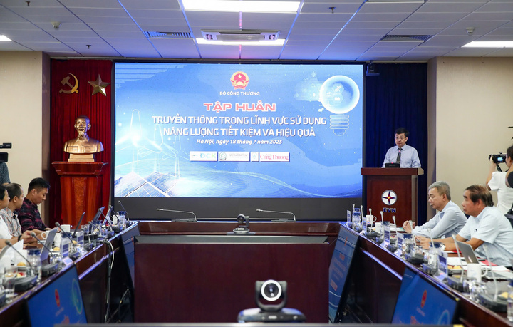 Phát biểu tại hội nghị, ông Đặng Hải Dũng, Phó Cục trưởng Cục Đổi mới sáng tạo, Chuyển đổi xanh và Khuyến công cho biết, năm 2025 đánh dấu mốc quan trọng: Chúng ta đã đi được nửa chặng đường thực hiện Chương trình quốc gia về sử dụng năng lượng tiết kiệm và hiệu quả giai đoạn 2019-2030.