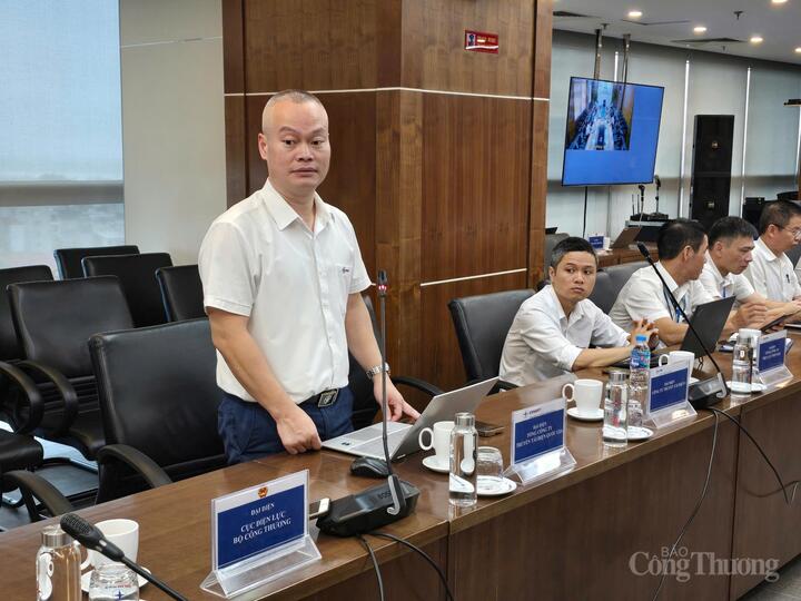 Ông Nguyễn Quang Hiển - Đại diện EVNNPT báo cáo tại cuộc họp