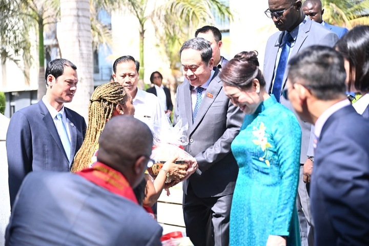 Chủ tịch Quốc hội và Phu nhân nhận quà chào mừng từ Cộng đồng người Việt Nam tại Senegal theo phong tục truyền thống của Senegal