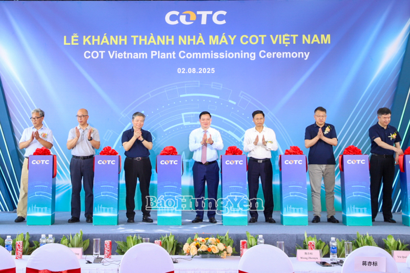Chủ tịch UBND tỉnh Hưng Yên Nguyễn Khắc Thận cùng các đại biểu cắt băng khánh thành nhà máy. Ảnh: Báo Hưng Yên