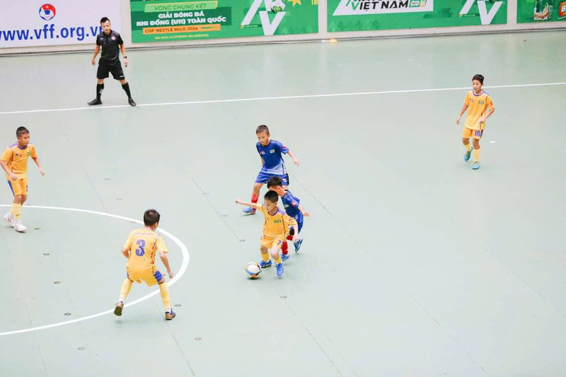 Từ thể thao học đường, Lương Hải (dẫn bóng) và nhiều em nhỏ khác đã dần trưởng thành hơn.