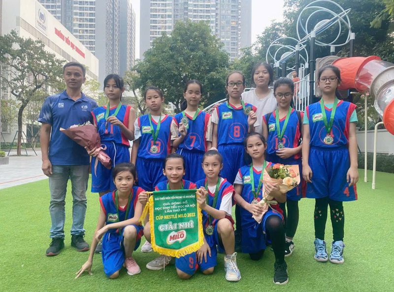 Hơn cả thành tích, tinh thần đồng đội và những bài học có được từ thể thao sẽ giúp Trà My (cầm cờ) cùng các bạn nhỏ thành công trong cuộc sống.
