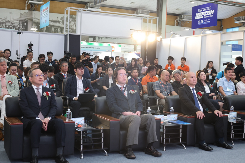 Các diễn giả tham dự lễ khai mạc triển lãm. Ảnh: Đỗ Nga