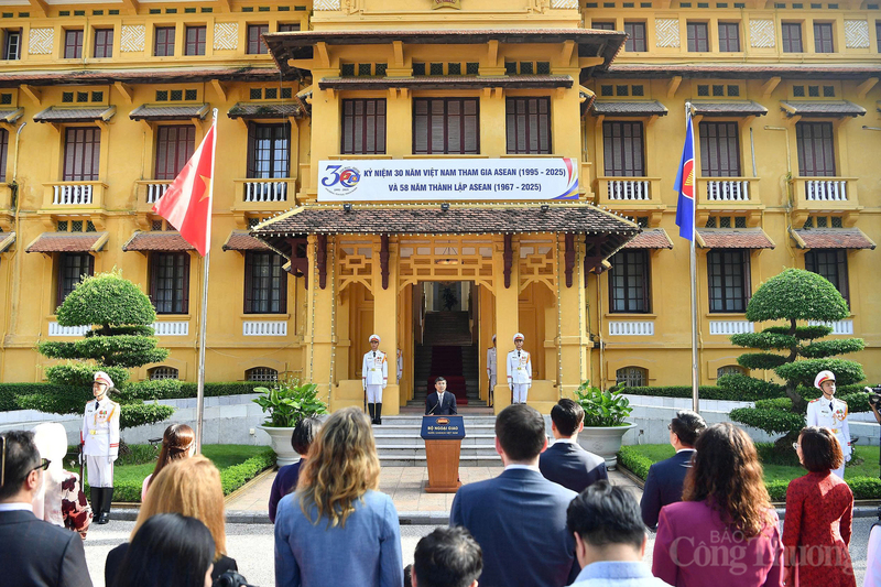 Thứ trưởng Thường trực Bộ Ngoại giao Nguyễn Minh Vũ phát biểu trong Lễ thượng cờ ASEAN