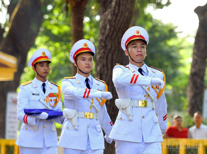 Các đồng chí trong đội danh dự chuẩn bị các nghi thức cho lễ thượng cờ ASEAN