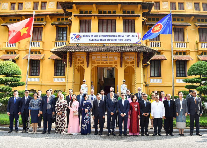 Tham dự lễ thượng cờ có Thứ trưởng Bộ Ngoại giao, Trưởng Quan chức cao cấp (SOM) ASEAN của Việt Nam Đặng Hoàng Giang; các đại diện của Ủy ban Quốc phòng, An ninh và Đối ngoại của Quốc hội, Bộ Công Thương, Bộ Nội vụ, Văn phòng Trung ương Đảng, Văn phòng Chính phủ, Văn phòng Quốc hội, UBND TP. Hà Nội; các đại sứ, đại biện, đại diện đại sứ quán các nước ASEAN, Timor-Leste và các đối tác của ASEAN tại Hà Nội...