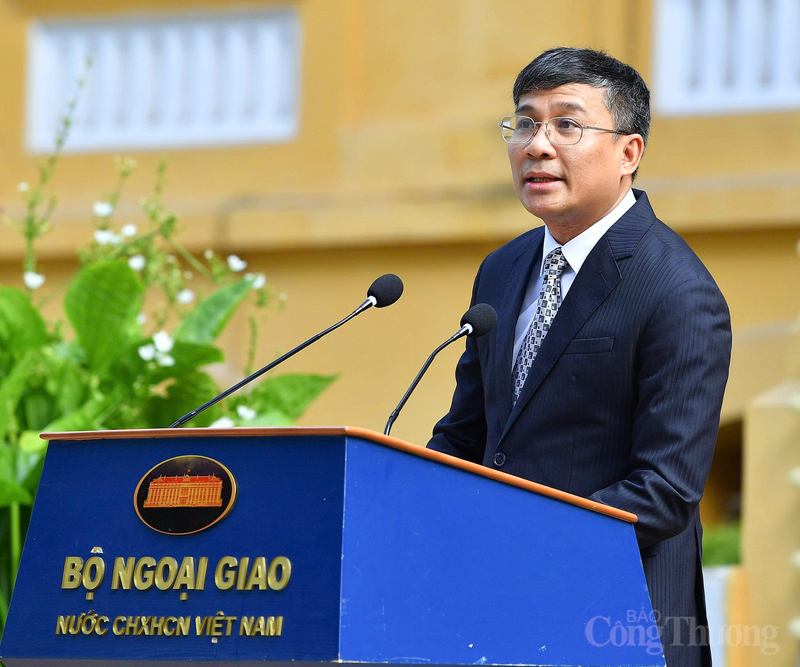 Thứ trưởng Nguyễn Minh Vũ cho biết, Lễ thượng cờ ASEAN hàng năm nhằm tôn vinh các giá trị chung và cam kết thúc đẩy tinh thần đoàn kết, hữu nghị, hợp tác của ASEAN dưới mái nhà chung là Cộng đồng ASEAN, vì hòa bình, hợp tác và thịnh vượng chung của khu vực