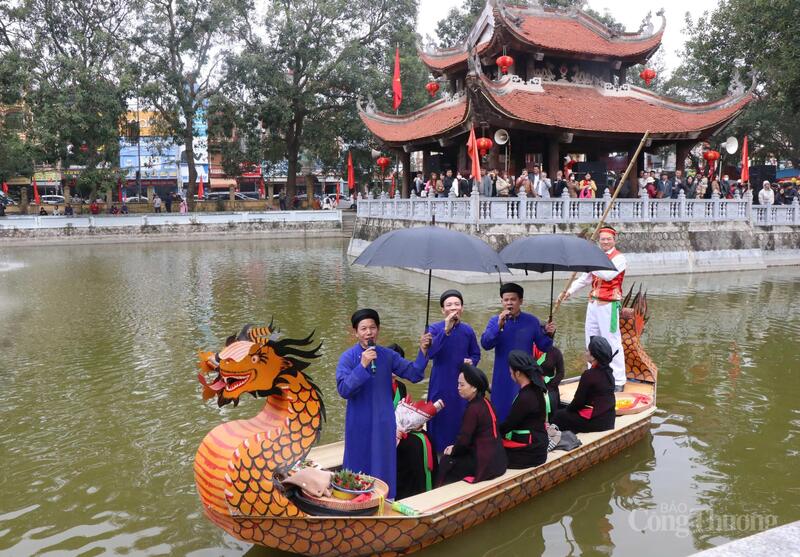 Chương trình nghệ thuật dân gian trên thuyền kết hợp Dân ca Quan họ là một trong những hoạt động nổi bật của chuỗi các hoạt động.