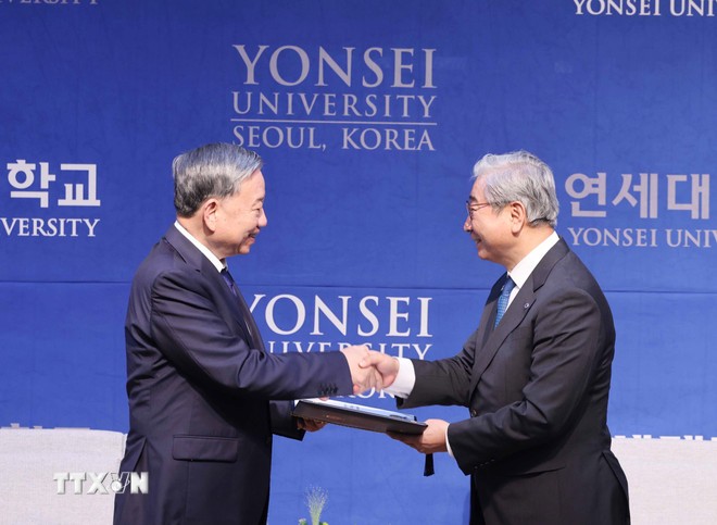 Tổng Bí thư Tô Lâm nhận bằng Tiến sỹ danh dự của Trường Đại học Yonsei. (Ảnh: Thống Nhất/TTXVN) Tổng Bí thư Tô Lâm nhận bằng Tiến sỹ danh dự của Trường Đại học Yonsei. (Ảnh: Thống Nhất/TTXVN)