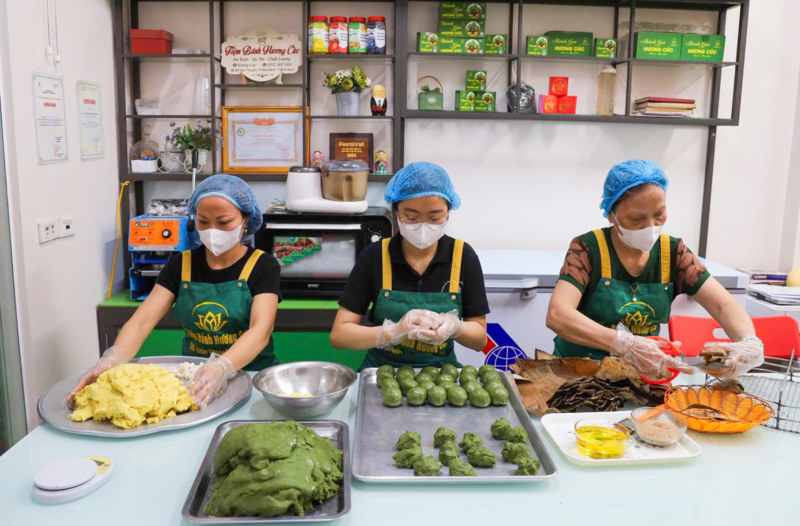 Mỗi ngày, cơ sở Hương Cúc sản xuất khoảng 200 chiếc bánh gai