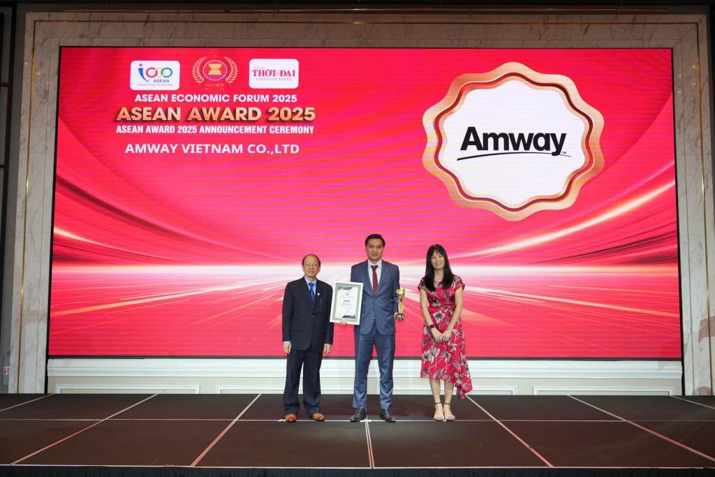 Ông Nguyễn Phương Sơn - Giám đốc Đối ngoại Amway Việt Nam nhận giải thưởng từ Ban tổ chức Ông Nguyễn Phương Sơn - Giám đốc Đối ngoại Amway Việt Nam nhận giải thưởng từ Ban tổ chức