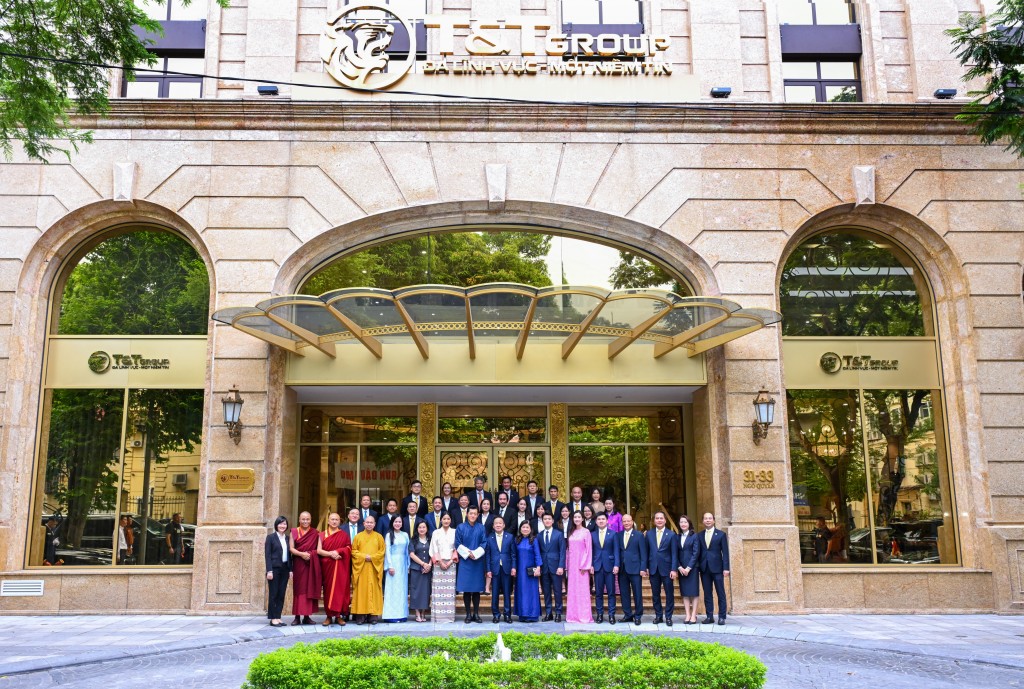 Quốc vương Bhutan cùng Hoàng hậu và đoàn đại biểu cấp cao Bhutan chụp ảnh lưu niệm cùng lãnh đạo Tập đoàn T&T Group và Ngân hàng SHB Quốc vương Bhutan cùng Hoàng hậu và đoàn đại biểu cấp cao Bhutan chụp ảnh lưu niệm cùng lãnh đạo Tập đoàn T&T Group và Ngân hàng SHB