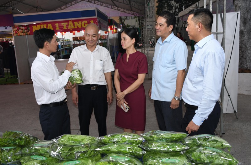 Đại diện Hợp tác xã rau sạch Gap (Rasafood) giới thiệu sản phẩm đạt OCOP 3 sao của hợp tác xã với ông Nguyễn Nguyên Phương, Phó Giám đốc Sở Công Thương TP. Hồ Chí Minh trong khuôn khổ sự kiện. Ảnh: Minh Khuê