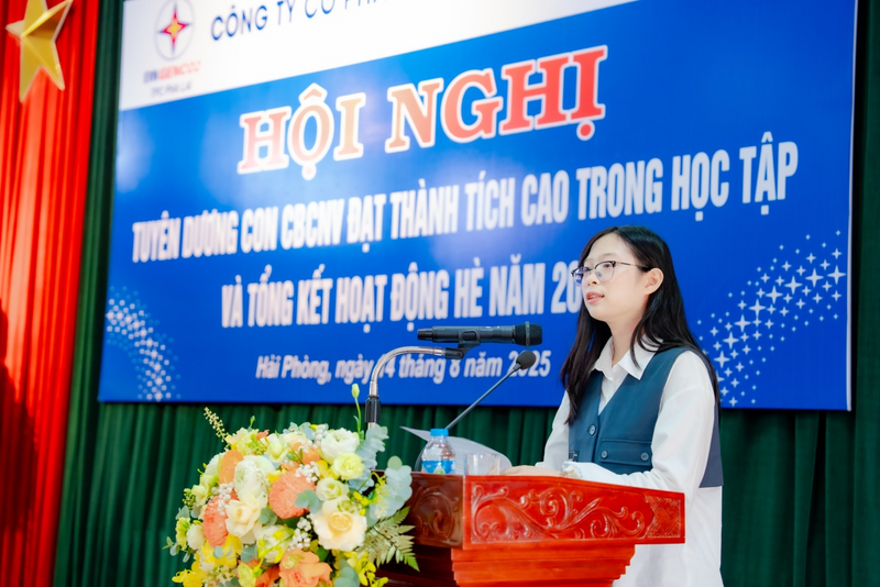 Cháu Nguyễn Thị Ngọc Ánh - Đại diện con CBCNV phát biểu