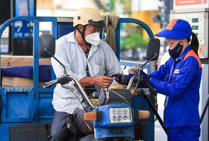 Giá xăng tăng nhẹ trong kỳ điều hành ngày 21/8. Ảnh: Minh Anh